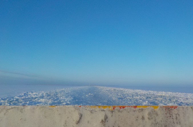 Hailuoto siintää horisontissa lautan keulalta katsottuna.